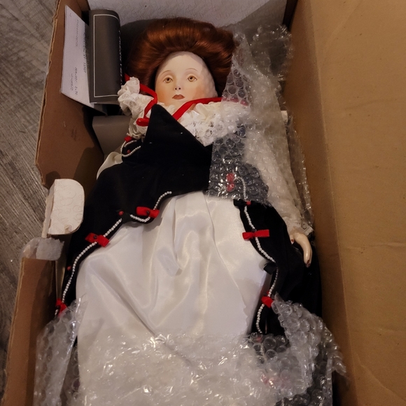 FRANKLIN MINT PORCELAIN QUEEN ELIZABETH I DOLL W/C